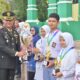 Dandim 0117/Aceh Tamiang Letkol Inf Andi Ariyanto menyerahkan hadiah kepada para siswa pemenang lomba cerdas cermat seusai pelaksanaan upacara Hari Kesaktian Pancasila. (Waspada/Yusri).