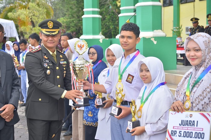 Dandim 0117/Aceh Tamiang Letkol Inf Andi Ariyanto menyerahkan hadiah kepada para siswa pemenang lomba cerdas cermat seusai pelaksanaan upacara Hari Kesaktian Pancasila. (Waspada/Yusri).