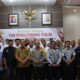 Kapolresta Banda Aceh, Kombes Pol Fahmi Irwan Ramli berfoto bersama Ketua Tim Puslitbang Polri, Kombes Pol Cahyo Widagdo dan rombongan di Aula Machdum Sakti Mapolresta Banda Aceh, Selasa (2/10). (Waspada/Zafrullah)
