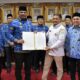 Pj. Gubernur Aceh, Safrizal ZA, didampingi Plt. Sekda Aceh, Muhammad Diwarsyah, dan sejumlah Kepala SKPA/Biro, saat menyerahkan SK Kepala BRA kepada Jamaluddin, di Ruang Gubernur Aceh, Senin (28/10). (Waspada/Zafrullah)