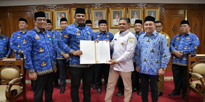 Pj. Gubernur Aceh, Safrizal ZA, didampingi Plt. Sekda Aceh, Muhammad Diwarsyah, dan sejumlah Kepala SKPA/Biro, saat menyerahkan SK Kepala BRA kepada Jamaluddin, di Ruang Gubernur Aceh, Senin (28/10). (Waspada/Zafrullah)