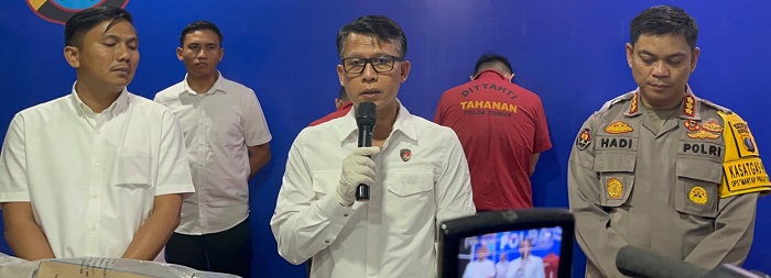 Direktur Reskrimsus Poldasu Kombes Pol Sumaryono (tengah depan) dan mendampingi Kabid Humas Poldasu Kombes Pol Hadi Wahyudi (kanan depan) mengungkapkan di Mapoldasu, Senin (28/10) malam, Tim Jatanras Ditreskrimum Poldasu meringkus lima terduga pelaku temuan mayat di Kab. Karo.(Waspada-Ist).