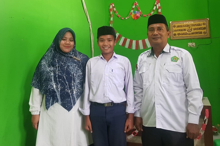 FAIZABRAR Bancin, Siswa Kelas IX MTsN 1 Inovasi Subulussalam foto bersama dengan Ka. MTsN I Kamaruddin, S.Ag, MM dan Pembina OSIM, Siti Nurjannah, S.Pd. (Waspada/Khairul Boangmanalu)