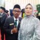 Anggota DPRD Sergai dari PPP Sutrisno, S.Sos bersama sang istri Jumiati usai pelantikan, Senin (28/10) di gedung DPRD Sergai di Seirampah. (Waspada/Edi Saputra)