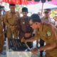 Pj Bupati Pidie Samsul Azhar menandatangani prasasti saat meresmikan Meunasah Gampong Pante Teungoh, Kota Sigli, Kabupaten Pidie, Selasa ( 29/10). Waspada/ist