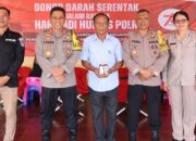 Kapolres Pematangsiantar AKBP Yogen Heroes Baruno (tiga kiri) pose bersama usai menyerahkan darah ke PMI saat menggelar bakti kesehatan donor darah dalam menyambut HUT ke-73 Humas Polri di Mapolres, Jl. Sudirman, Selasa (29/10).(Waspada-Ist).