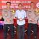 Kapolres Pematangsiantar AKBP Yogen Heroes Baruno (tiga kiri) pose bersama usai menyerahkan darah ke PMI saat menggelar bakti kesehatan donor darah dalam menyambut HUT ke-73 Humas Polri di Mapolres, Jl. Sudirman, Selasa (29/10).(Waspada-Ist).