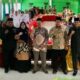 Kakan Kemenag Padangsdimpuan, Dr. Erwin Kelana MA, (tengah) temu ramah bersama para tokoh agama dan lintas sektoral di MTsN 1, dalam rangka penyamaan persepsi. (Waspada/Ist)