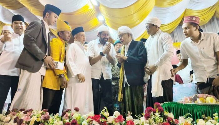 Abuya Syekh Amran Waly Al Khalidy Terima Penghargaan Dari Wali Nanggroe