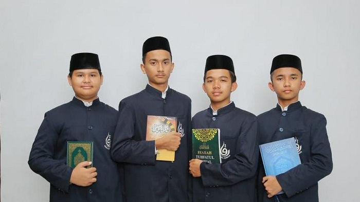 Para santri di Dayah Ruhul Qurani Meulaboh Aceh Barat, Selasa (29/10).(Waspada/Muji Burrahman)