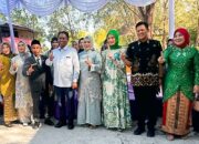 Calon Bupati dan Wakil Bupati Sergai Darma Wijaya dan Adlin Tambunan bersama Ketua PPP Sergai yang juga Anggota DPRD Sumut Sugiatik, Anggota DPRD Sergai dari PPP Sutrisno dan Marwan Ali, Senin (28/10) kemarin di objek wisata pantai mangrove Kampung Nipah Desa Sei Nagalawan Kec.Perbaungan. (Waspada/Edi Saputra)