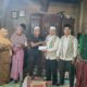 Ketua Baznas Kabupaten Padanglawas menyalurkan bantuan kepada keluarga korban kebakaran di Desa Gading Kecamatan Barumun Barat. (Waspada/Ist)