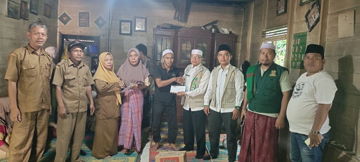 Ketua Baznas Kabupaten Padanglawas menyalurkan bantuan kepada keluarga korban kebakaran di Desa Gading Kecamatan Barumun Barat. (Waspada/Ist)