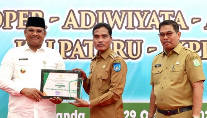 Pj Gubernur Serahkan Anugerah Lingkungan Hidup 2024 Kepada Pelopor Perlindungan Lingkungan