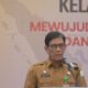 Plt. Sekda Aceh, Muhammad Diwarsyah, saat membuka Kelas Pemuda dan LSM Antikorupsi, yang diselenggarakan KPK-RI, di Ballroom Hermes Palace Hotel, Banda Aceh, Selasa (29/10). (Waspada/Zafrullah)