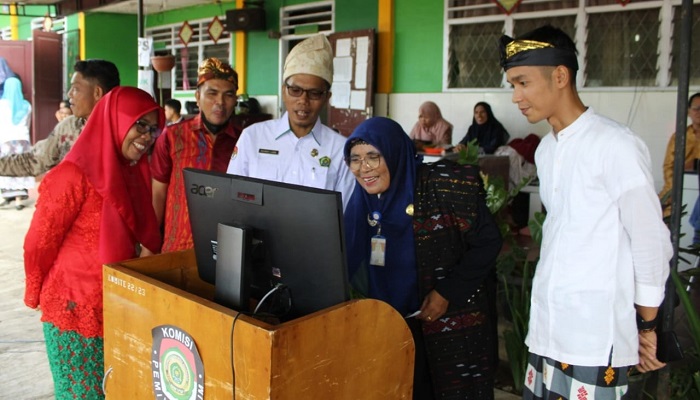 Kepala MAN 1 Padangsidimpuan Dra Hj Wasliah Lubis, S.Pd, MA, (2 kanan) didampingi WKM Bidang Akademik, Rahmat Lubis, MPd.I, (tengah) dan guru memantau Real Count penghitungan suara pemilihan Ketua dan Wakil Ketua OSIM MAN 1 Padangsidimpuan melalui Aplikasi E-Voting, Senin (28/10). Waspada/ist.