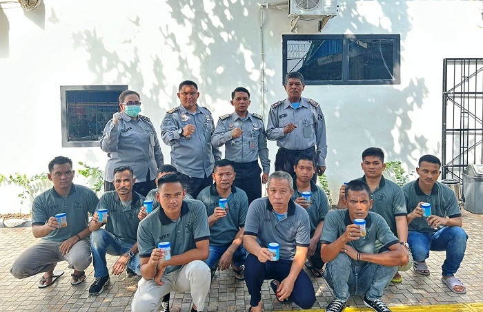   WARGA Binaan Lapas Labuhanruku saat dilakukan test urine.Hasilnya seluruh yang diuji dinyatakan negatif Narkoba.Waspada/Ist
