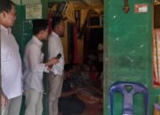 Cabup Tapsel, Gus Irawan Pasaribu, melayat jenazah istri sahabatnya di pedalaman Kecamatan Angkola Sangkunur. (Waspada/Ist)
