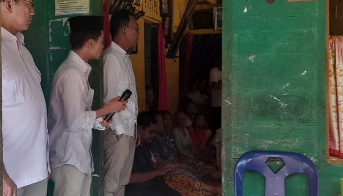Lintasi Sungai Dan Jalan Hancur, Gus Irawan Layat Warga Tapsel