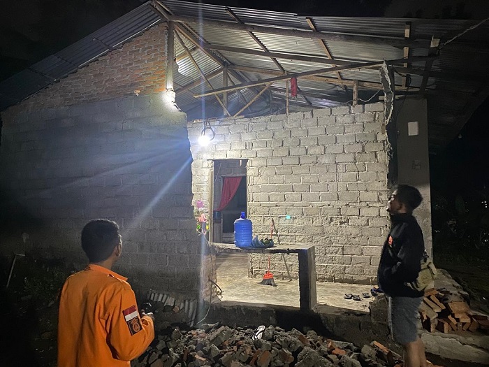 Petugas BPBD mendata salah satu rumah warga yang ambruk setelah dihantam hujan disertai angin kencang. (Waspada/ist)