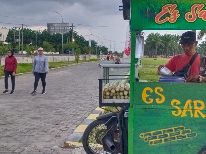 Sejumlah pengunjung alun-alun Sergai tampak berolahraga joging , Selasa (29/10) sore di Dusun I Desa Firdaus Kec.Sei Rampah, keberadaan alun-alun Sergai sangat bermanfaat bagi masyarakat untuk berbagai aktifitas.(Waspada/Edi Saputra)