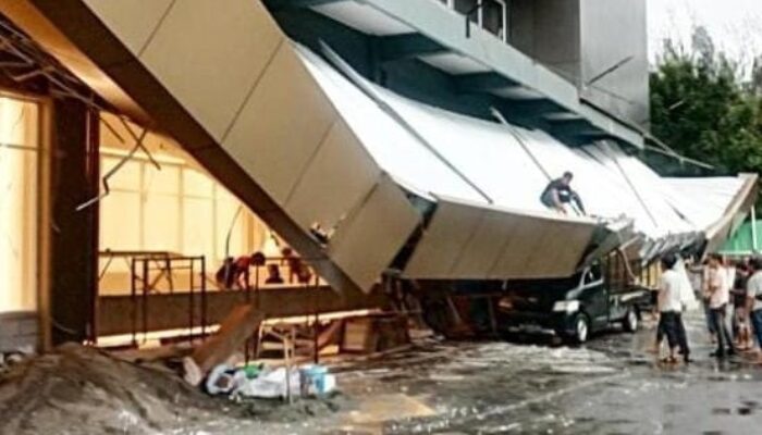 Kanopi Suzuya Merdeka Mall P.Siantar Rubuh, Timpa 2 Mobil