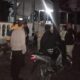 Personel Polsek Parapat saat menggelar BLP antisipasi tindak kejahatan dan gangguan Kamtibmas di kawasan wisata Parapat, Selasa (29/10) malam.(Waspada/ist).