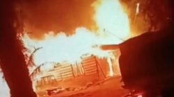 Satu rumah di Desa Aektinga Kecamatan Sosa ludes terbakar, tidak ada korban jiwa, namun kerugian ditaksir mencapai Rp250 juta.(Waspada/Ist)
