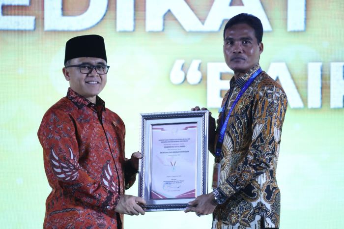 Pj Wali Kota Langsa Dr. (C). Syaridin, S.Pd., M.Pd saat menerima penghargaan Hasil Evaluasi Akuntabilitas Kinerja Instansi Pemerintah (SAKIP) tahun 2024 dari Kementerian Pendayagunaan Aparatur Negara dan Reformasi Birokrasi (PAN-RB) di Grand Ballroom Birawa, Hotel Bidakara Jakarta, Rabu (2/10).Waspada/ist
