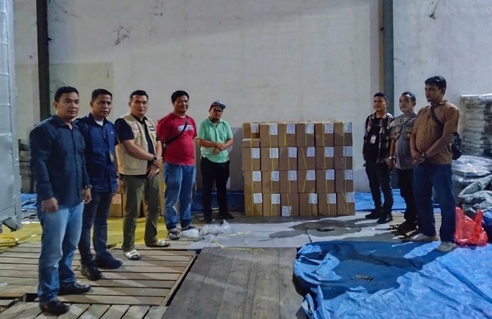 Ketua KPU Asahan Hidayat bersama Ketua Bawaslu Asahan Paringgonan Siregar, saat menerima logistik Pilkada di Gudang KPU Asahan. Waspada/Sapriadi