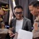 Kapolresta Banda Aceh, Kombes Pol Fahmi Irwan Ramli (kiri) sedang berkoordinasi denga Ketua KIP Banda Aceh, Yusri Razali, tentang strategi yang akan dilaksanakan dalam debat perdana wali kota, malam nanti. (Waspada/Zafrullah)
