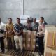 Ketua KPU Palas, Indra Alamsyah didampingi Staf Bawaslu Palas dan Pihak Kepolisian dari Polres Palas, memeriksa surat suara yang yang tiba di gudang logistik KPU Palas. (Waspada/Ist)