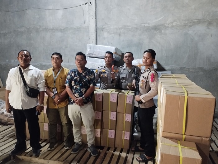 Ketua KPU Palas, Indra Alamsyah didampingi Staf Bawaslu Palas dan Pihak Kepolisian dari Polres Palas, memeriksa surat suara yang yang tiba di gudang logistik KPU Palas. (Waspada/Ist)