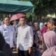 Pj Wali Kota Tebingtinggi, Dr Moettaqien Hasrimi, S.STP, M.Si bersama Kadis Perdagangan, Zahidin saat meninjau pasar pengendalian harga. Waspada/Ist
