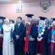 Dr Ilham Sahdi Lubis, MSi bersama istri (tengah) foto bersama dengan tim penguji usai menjalani sidang promosi doktor bidang ilmu linguistik di USU, Selasa (29/10). Waspada/ist.
