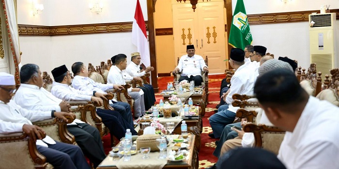 Pj Gubernur Aceh, Safrizal ZA, saat menerima silaturahmi dan audiensi Forum Kerukunan Umat Beragama (FKUB) Aceh, di Meuligoe Gubernur Aceh. (Waspada/Zafrullah)