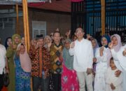 Cabup Tapsel No.1 Gus Irawan Pasaribu, tampung aspirasi warga Kecamatan Angkola Muaratais di Kelurahan Bintuju. (Waspada/Ist)