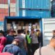 Personel Kepolisian Polres Aceh Singkil saat turun langsung menjemput dan mengamankan logistik Pilkada, di Pelabuhan Belawan Sumut. WASPADA/ist