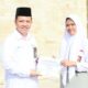 SALAH seorang pelajar SMA menerima penyerahan beasiswa dari IP UBP.Waspada/Ist