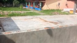 AREAL Madrasah Raudhatul Athfal Islamiyah telah ditembok dan dari sebalik tembok tampak 3 unit rumah sewa. Waspada/Asrirrais