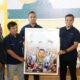 Pengurus Wartawan Unit Pemko Tebingtinggi memberikan hadiah berupa lukisan kepada Pj Wali Kota Tebingtinggi, Dr Moettaqien Hasrimi, S.STP, M.Si. Waspada/Kristian Brahmana