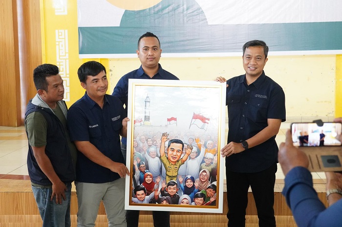 Pengurus Wartawan Unit Pemko Tebingtinggi memberikan hadiah berupa lukisan kepada Pj Wali Kota Tebingtinggi, Dr Moettaqien Hasrimi, S.STP, M.Si. Waspada/Kristian Brahmana