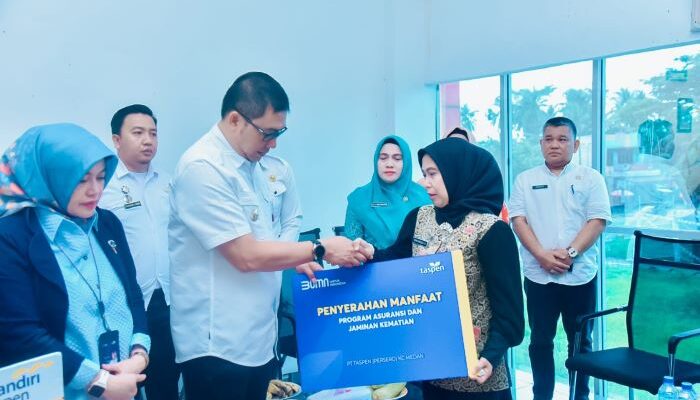 Pj Bupati Batubara Serahkan Asuransi Alm Kadis Dukcapil