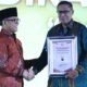 Pjs Wali Kota Pematangsiantar Matheos Tan (kanan) berjabatan tangan dengan Menteri PAN-RB Abdullah Azwar Anas (kiri) setelah menerima piagam penghargaan Sakip Award 2024 di Hotel Bidakara, Jakarta Selatan, Rabu (2/10).(Waspada-Ist).