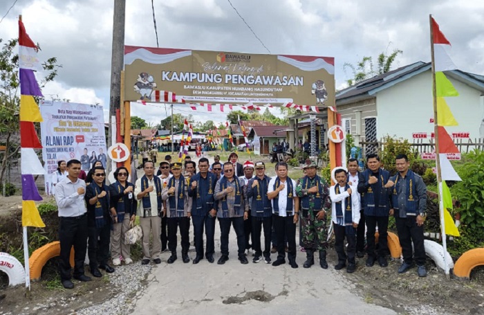 KETUA Bawaslu Sumut M Aswin Diapari Lubis bersama anggota Suhadi Sukendar Situmorang, Joko Arif Budiono, Bupati Humbahas, Forkopimda, Ketua dan Anggota Bawaslu Humbahas foto bersama di Kampung Pengawasan Humbahas. Waspada/Andi Siregar