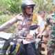 Tunjukkan sinergitas TNI-Polri, Kapolres Pematangsiantar AKBP Yogen Heroes Baruno menggunakan sepeda motor trail saat menghadiri pembukaan TMMD ke-122 pada 2024 di Jl. Wakaf, Kel. Tanjung Pinggir, Kec. Siantar Martoba, Rabu (2/10).(Waspada-Ist).