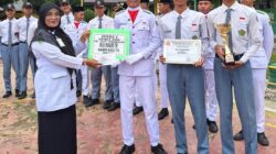 Kepala MAN 1 Padangsidimpuan Dra Hj Wasliah Lubis, SPd, MA, menyerahkan piagam penghargaan Juara 1 Lomba PBB Tingkat SMA sederajat se-Kota Padangsidimpuan yang di gelar Kodim 0212/TS dalam rangka memperingati HUT Ke-79 TNI Tahun 2024, Selasa (1/10/2024). Waspada/ist.