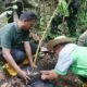 Pj Wali Kota Sabang, Andri Nourman tanam pohon penghijauan. (Waspada/ist)
