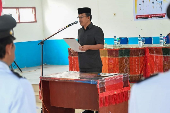 BUPATI Humbahas Dosmar Banjarnahor mengukuhkan perpanjangan masa jabatan Kepala Desa se-Kecamatan Lintongnihuta. Waspada/Ist