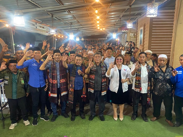 Paslon Yusuf-Bayu saat berfoto bersama para relawan dan tim pemenangan. (Waspada/Edward Limbong).